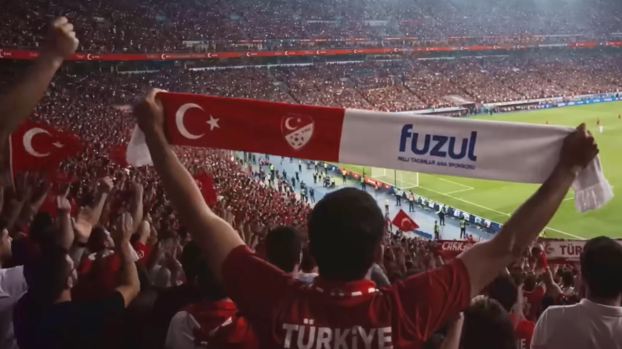 Fuzul’den Millî Takım’a Yeni Taraftar Marşı: “Ev Sahibi Biziz”