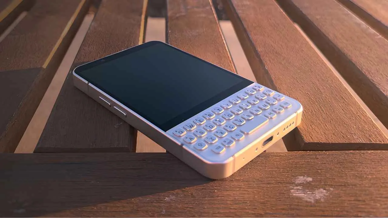 Minimal Phone 2 fiziksel klavyeyi AMOLED ekran ve 5G ile buluşturuyor